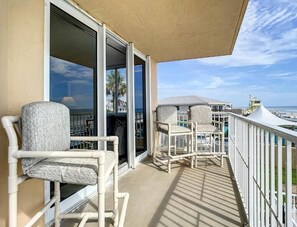 Huoneisto, 2 makuuhuonetta, parveke, valtamerinäköala | Parveke