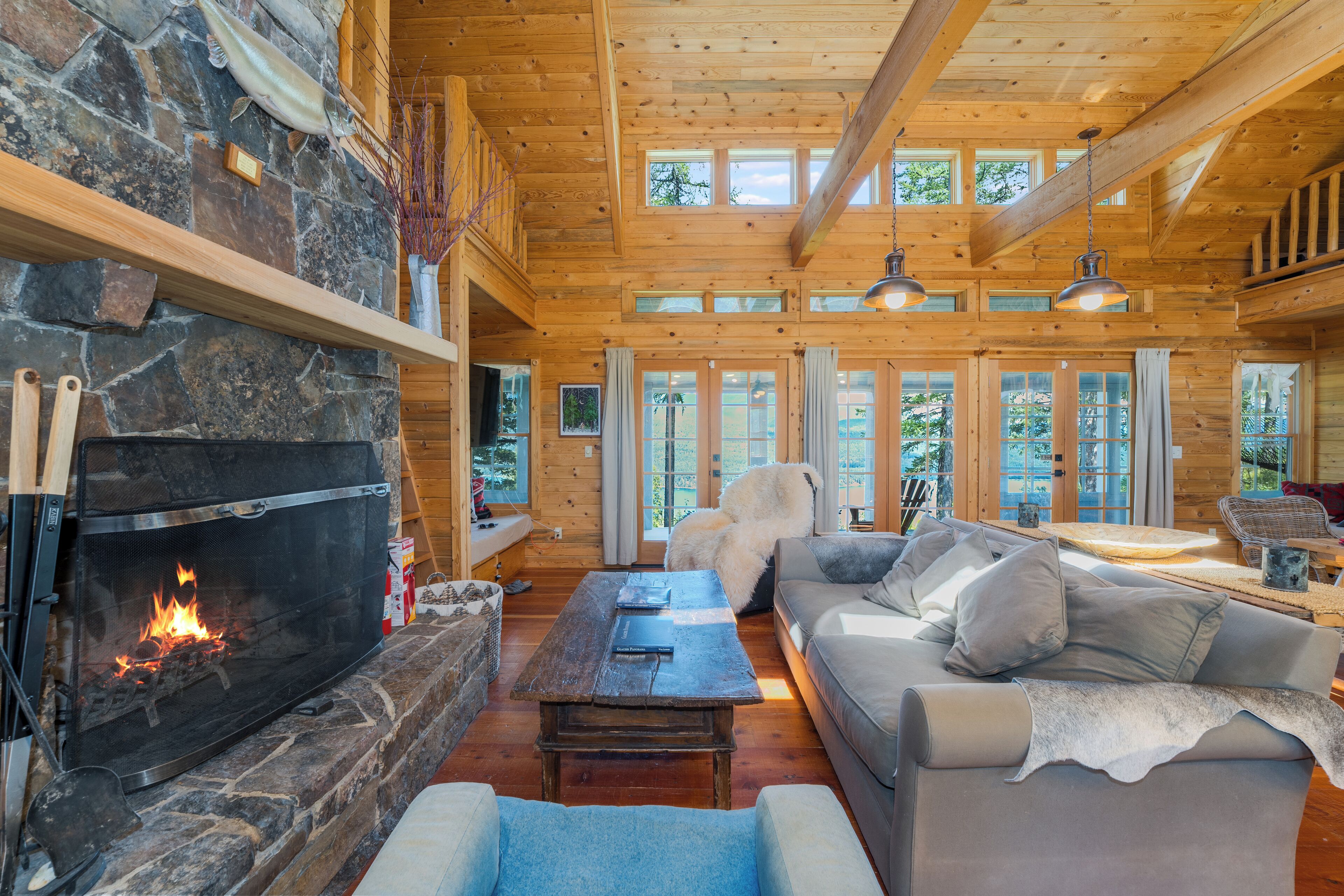 Een smart-tv en een open haard