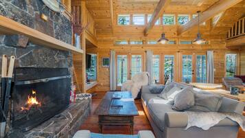 Een smart-tv en een open haard