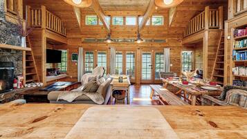 Een smart-tv en een open haard