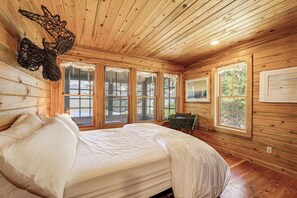 2 bedrooms, desk, iron/ironing board, free WiFi - NEW! Views of Whitefish Lake, Wood Burning Fireplace, Cozy Cabin (Whitefish)