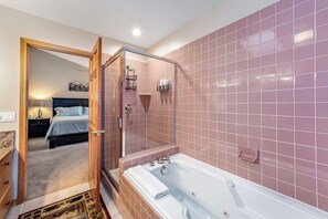 Douche, sèche-cheveux, serviettes fournies