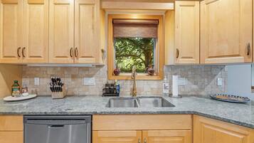 Coffee/tea maker, fridge, microwave, oven
