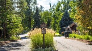 A private property sign with a speed limit of 15 MPH. - Mountain Harbor Hideaway! Walking distance to Whitefish Lake (Whitefish)