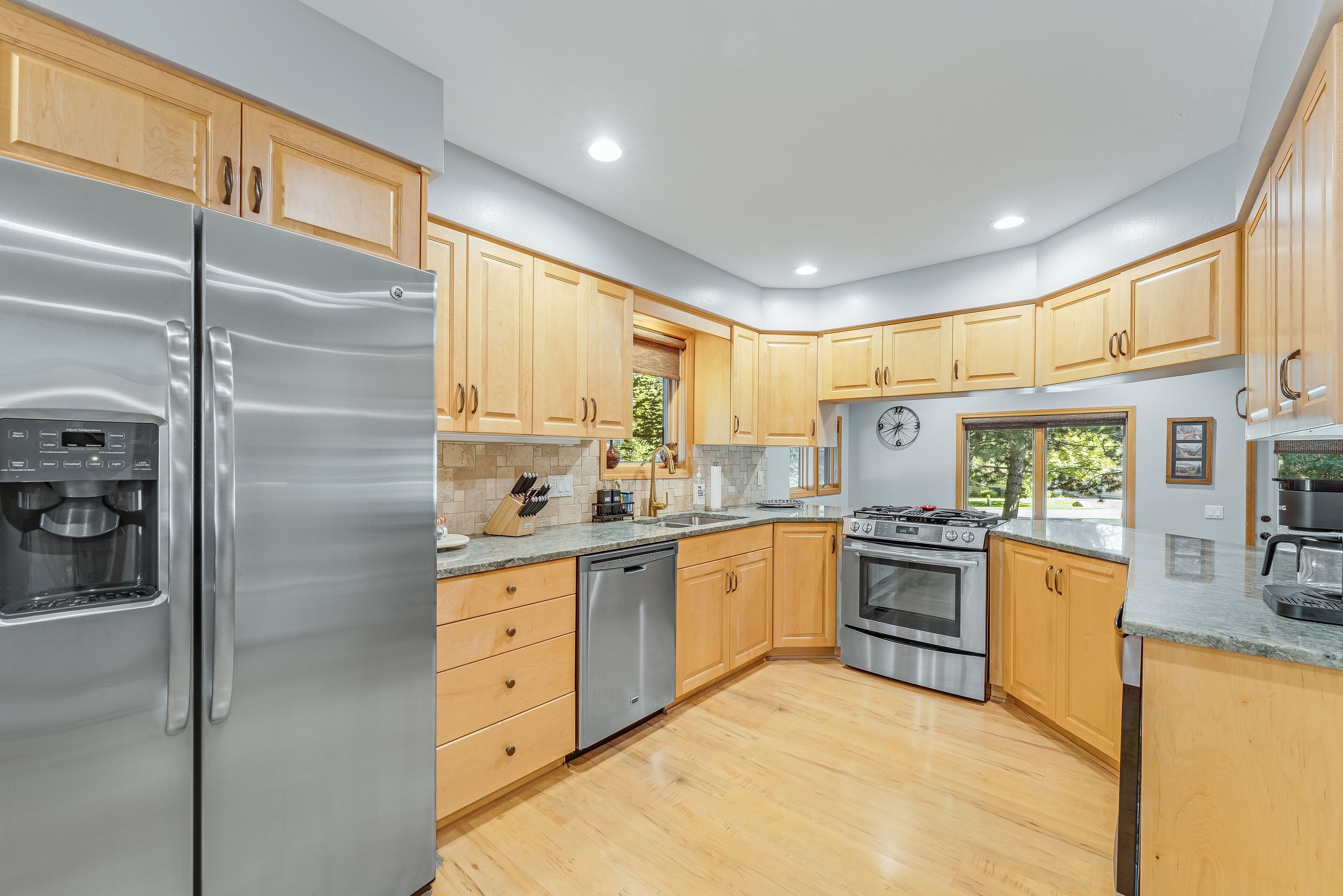 Jääkaappi, mikroaaltouuni, uuni, liesi