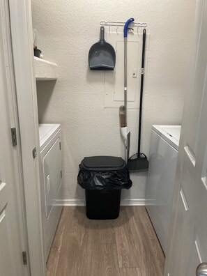 Hårføner, håndklær og toalettpapir