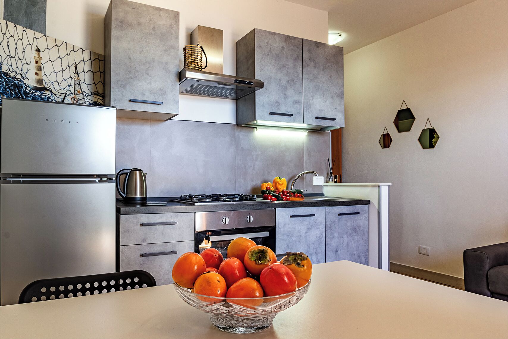 Kühlschrank, Ofen, Herdplatte, Wasserkocher