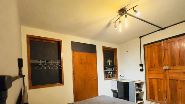 Une chambre à coucher avec un lit, un bureau et une armoire.