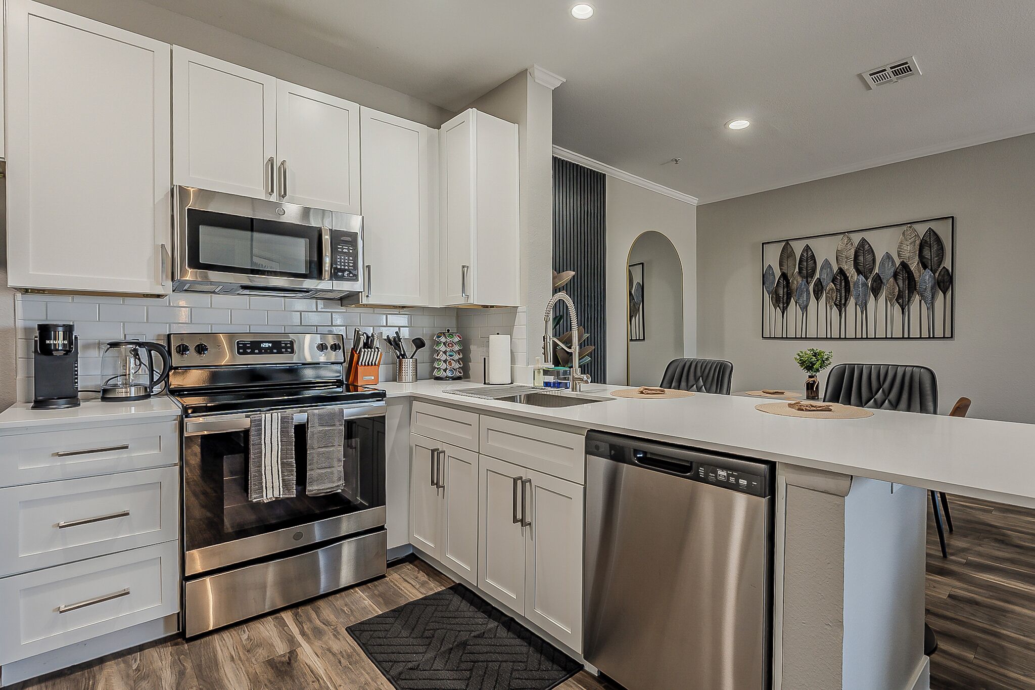 Mikrobølgeovn, ovn, kokeplater og oppvaskmaskin