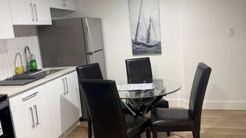 Four à micro-ondes, un four, surface de cuisson