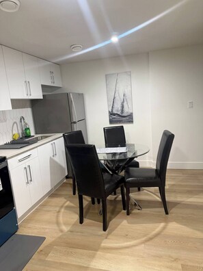 Een microgolfoven, een oven, een kookplaat