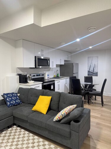 Serene 1-bedroom apartment in Edmonton with WiFi.