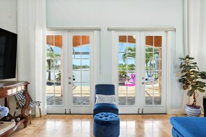 Smart TV, table football, books, offices - Amazing lakefront villa w. ALL the amenities - sleeps 12! (Cape Coral)