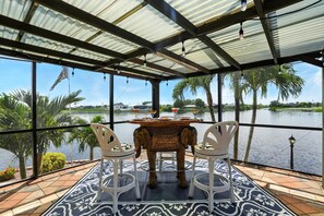 Outdoor dining - Amazing lakefront villa w. ALL the amenities - sleeps 12! (Cape Coral)