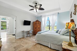 6 bedrooms, desk, iron/ironing board, free WiFi - Amazing lakefront villa w. ALL the amenities - sleeps 12! (Cape Coral)