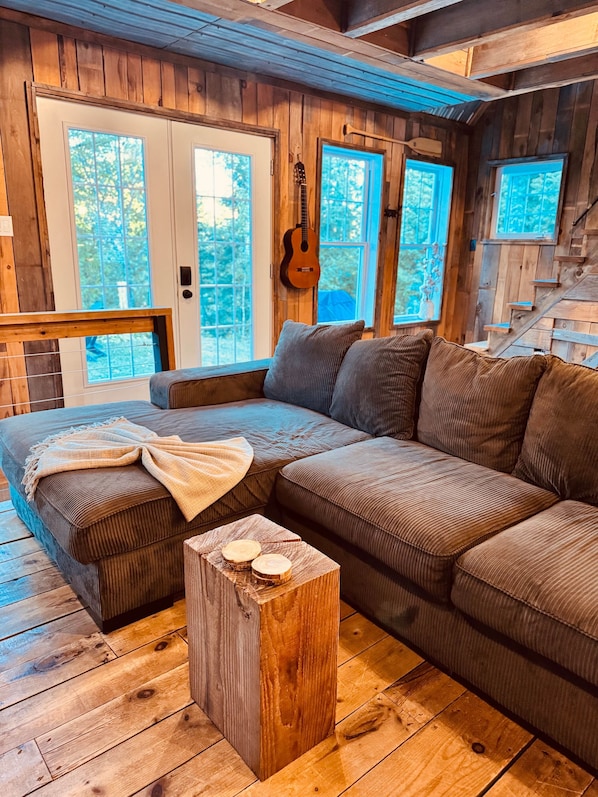 Kamin, Tischfußball, Stereoanlage