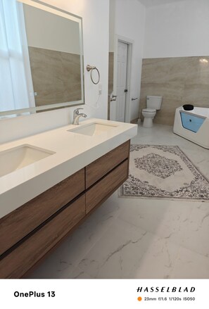 Boblebad, hårføner, håndklær og såpe