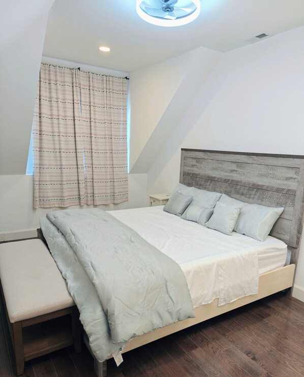 5 bedrooms, iron/ironing board, Internet, bed sheets