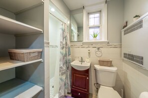 Shower, eco-friendly toiletries, hair dryer, towels -  Cozy Delightful 2-bedroom apartment with AC in Brooklyn (Brooklyn)