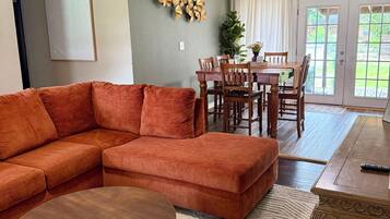 Smart-TV, Videospiele, Tischfußball