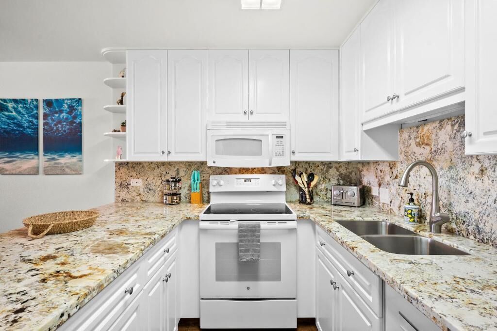 Condo, 2 Bedrooms, Lanai, Garden View | Private kitchen | Full-size fridge, microwave, oven, stovetop