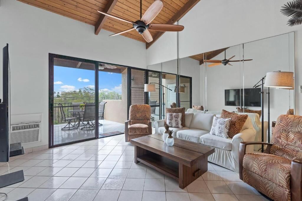 Condo, 2 phòng ngủ, lanai, quang cảnh vườn | Khu phòng khách