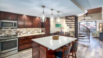 Condo, 2 Bedrooms, Lanai, Garden View | Private kitchen