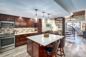 Kondominium, 2 kamar tidur, beranda, pemandangan kebun | Dapur pribadi | Lemari es besar, microwave, oven, dan kompor