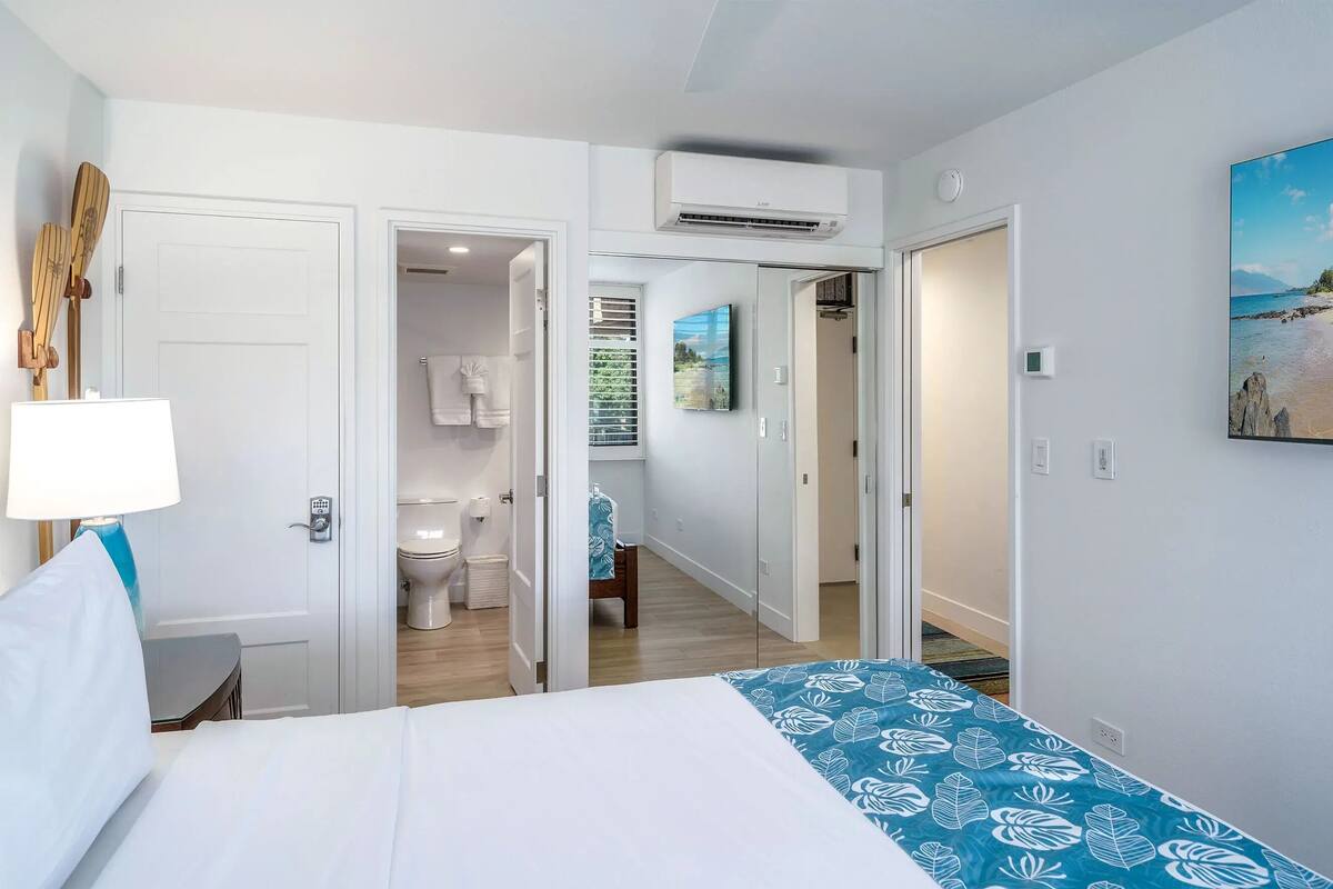 In-room safe, laptop workspace, blackout drapes, iron/ironing board