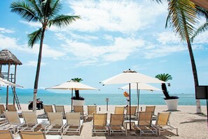 Liegestühle, Strandtücher