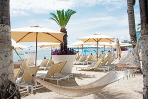 Chaises longues, serviettes de plage
