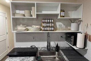 Kühlschrank, Mikrowelle, Wasserkocher mit Kaffee-/Teezubehör, Toaster