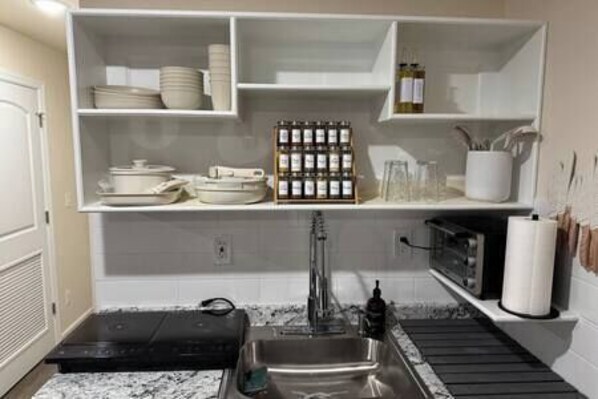 Refrigerador, microondas, cafetera y tetera y tostadora 