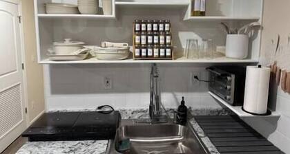 Penn Station Retreat – Studio w/ Queen + Laundry