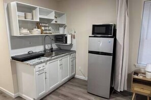 Refrigerador, microondas, cafetera y tetera y tostadora 