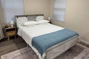 1 habitación, tabla de planchar con plancha, wifi gratis y ropa de cama 