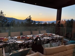 Outdoor dining - Sky view Retreat with pool, movie theatre and views (Penticton)