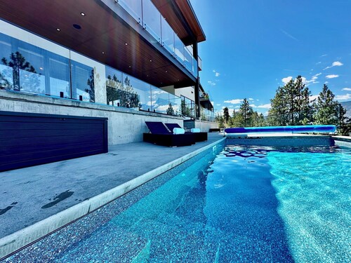 Sky view Retreat with pool, movie theatre and views