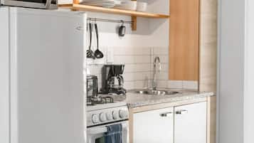 Standard-Studio, 1 Queen-Bett, Küche, Blick auf den Innenhof | Eigene Küche | Großer Kühlschrank, Mikrowelle, Ofen, Herdplatte