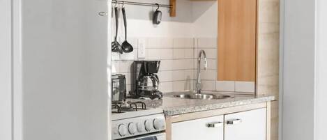 Standard Studio, 1 Queen Bed, Kitchen, Courtyard View | Private kitchen | Full-sized fridge, microwave, oven, stovetop