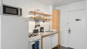 Standard Studio, 1 Queen Bed, Kitchen, Courtyard View | Private kitchen | Full-sized fridge, microwave, oven, stovetop