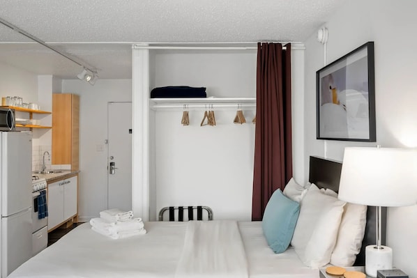 Studio Standar, 1 Tempat Tidur Queen, dapur, pemandangan halaman | Meja kerja, ruang kerja ramah laptop, dan tirai kedap cahaya