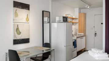 Standard Studio, 1 Queen Bed, Kitchen, Courtyard View | Private kitchen | Full-size fridge, microwave, oven, stovetop