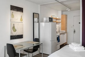 Estúdio standard, 1 cama Queen, cozinha, vista para o pátio | Cozinha privada | Geladeira grande, micro-ondas, fogão, cooktop
