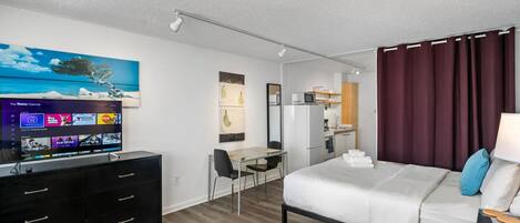 Standard Studio, 1 Queen Bed, Kitchen, Courtyard View