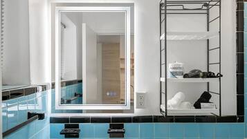 Estudio estándar, 1 cama Queen size, cocina, vista al patio | Baño | Tina y regadera independientes, secadora de cabello, toallas, jabón