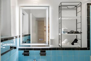 Estudio estándar, 1 cama de matrimonio, cocina, vistas al patio | Baño | Bañera y ducha independientes, secador de pelo, toallas y jabón