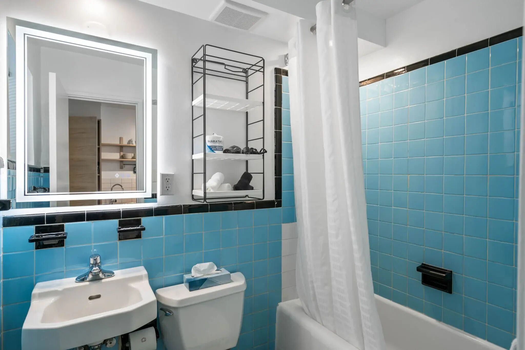 Standard Studio, 1 Queen Bed, Kitchen, Courtyard View | Bathroom | Separate tub and shower, hair dryer, towels, soap