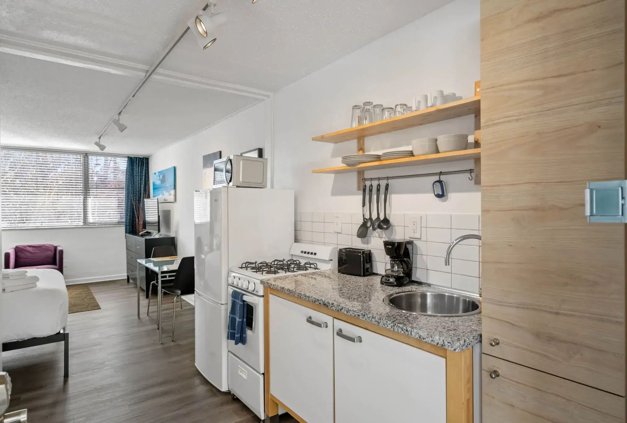 Standard Studio, 1 Queen Bed, Kitchen, Courtyard View | Private kitchen | Full-size fridge, microwave, oven, stovetop