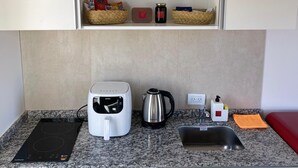 Mini-fridge, cookware/dishes/utensils - Campos de Artaza (Belen)